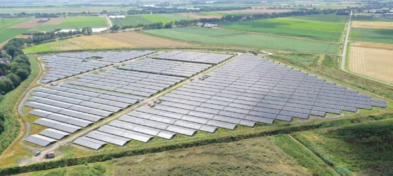 Zonnepark Puttershoek met 67.000 panelen officieel onthuld